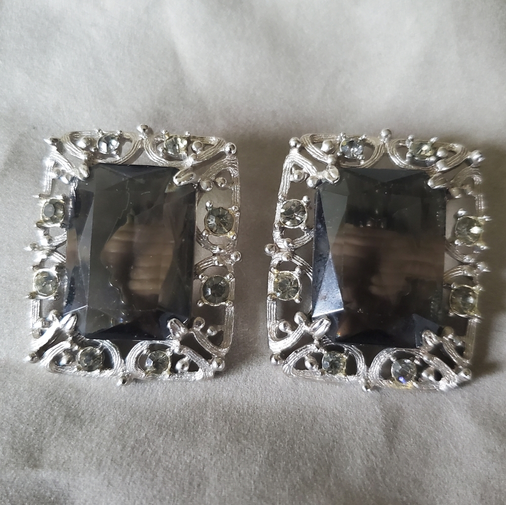 Vintage Sarah Coventry 1950s gray clip on earrings